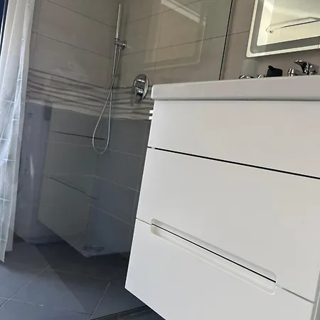 Nemis In The Centre Of Four Free Parking *