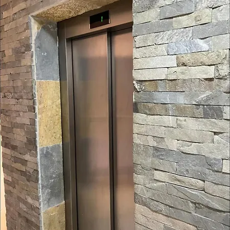 Nemis In The Centre Of Four Free Parking טיראנה